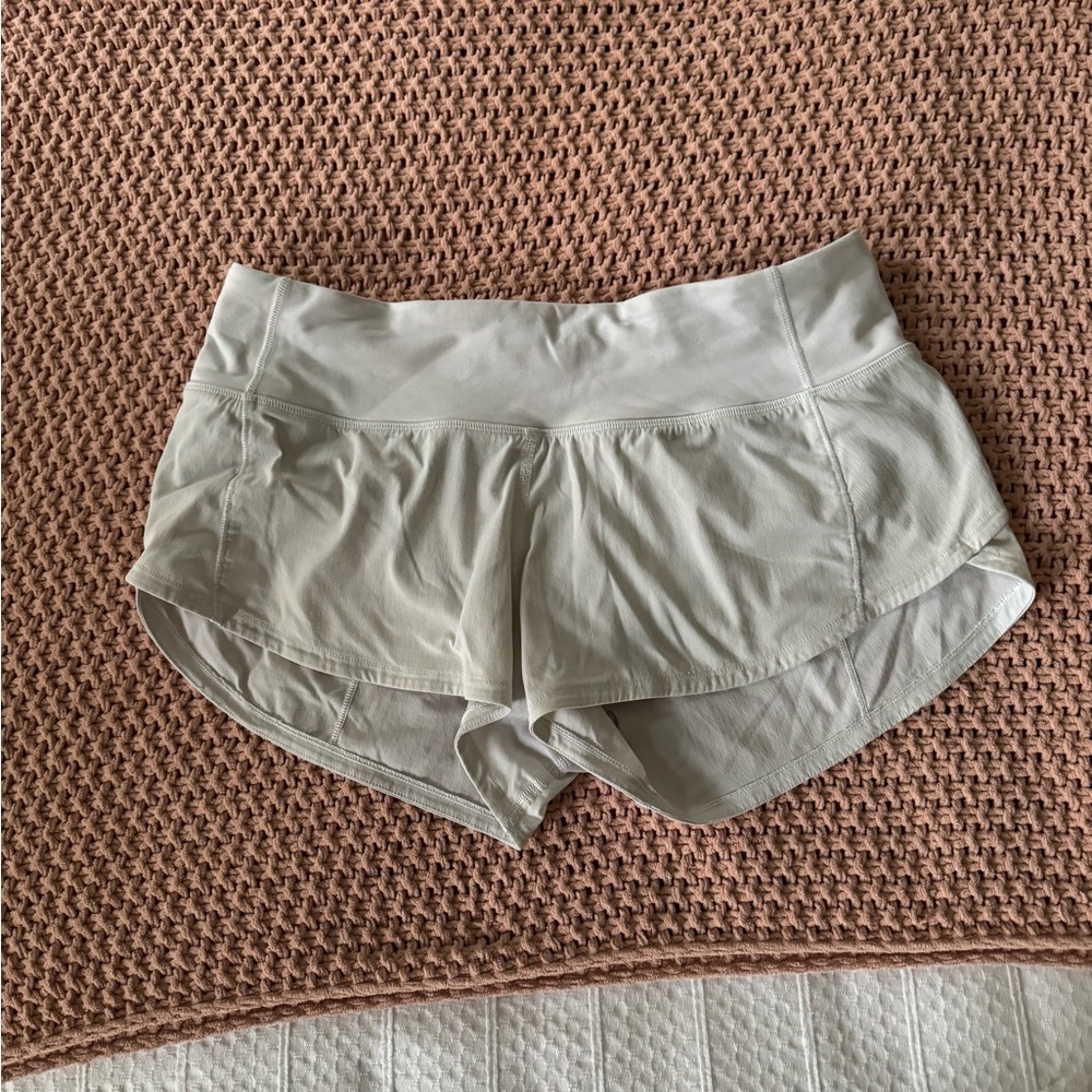Lululemon || White || Size 2 - Speed Up Low-Rise Lined Short 2.5"